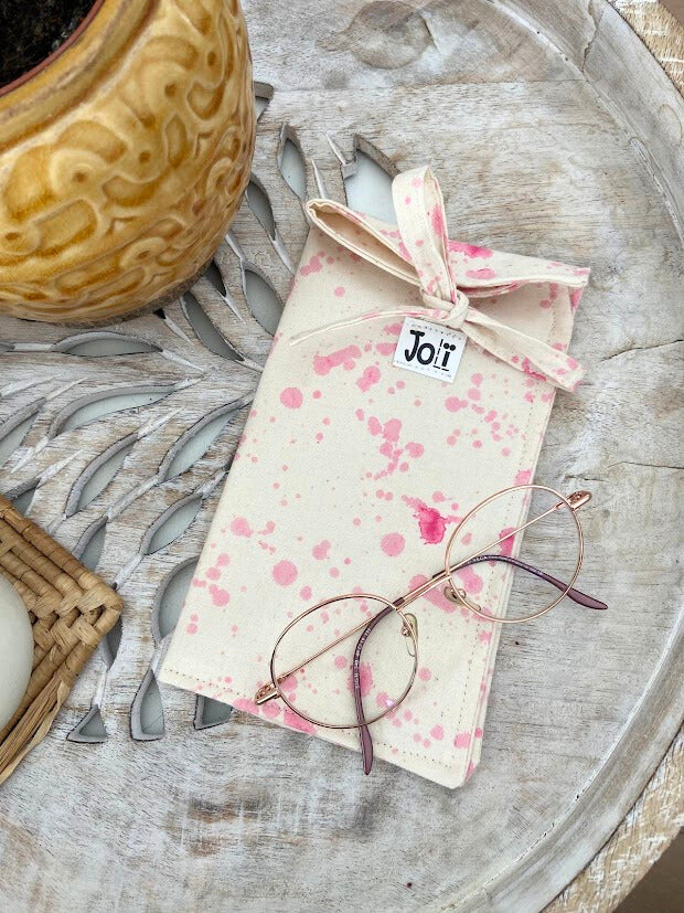 Pochette pour lunette en tissu, design beige avec tâche de peinture rose