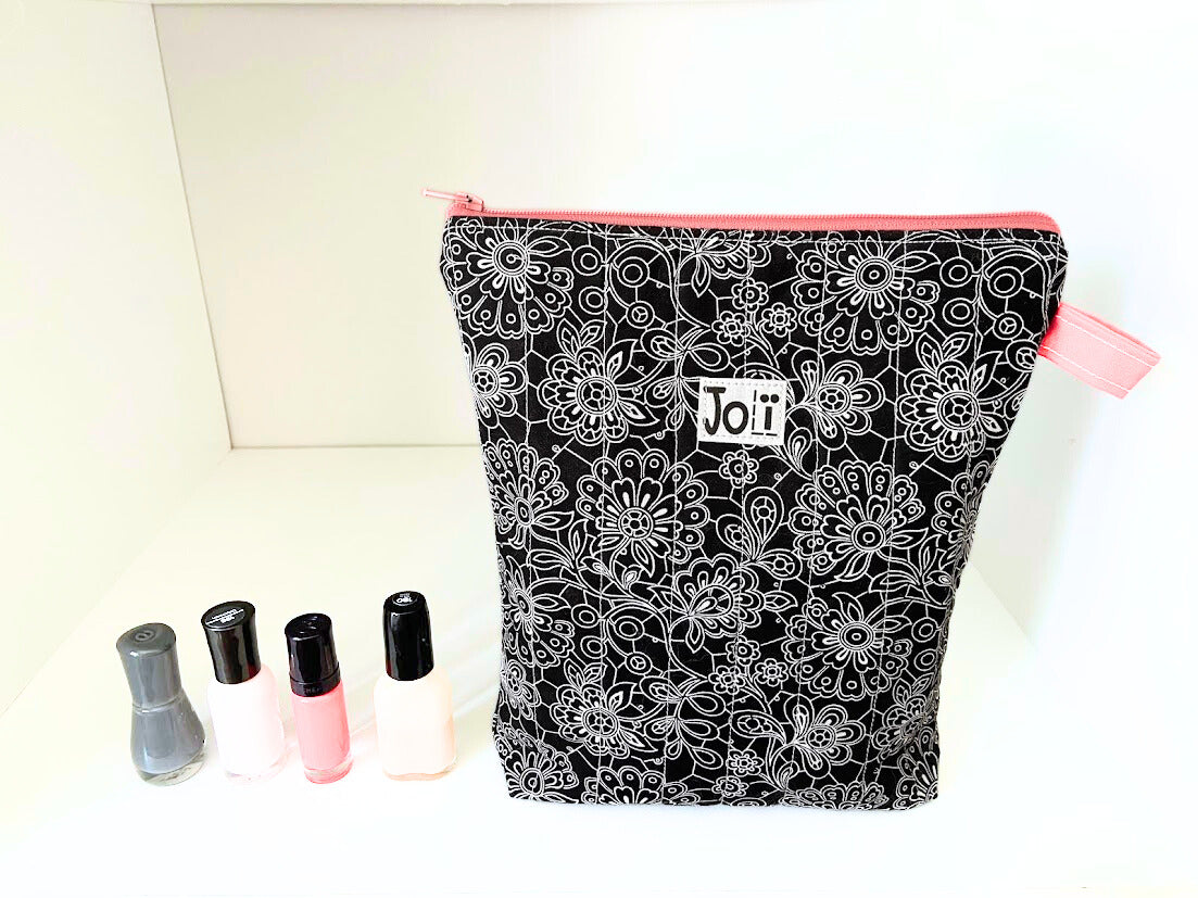 Pochette de produit hygiénique, design fleurie noir avec zip rose