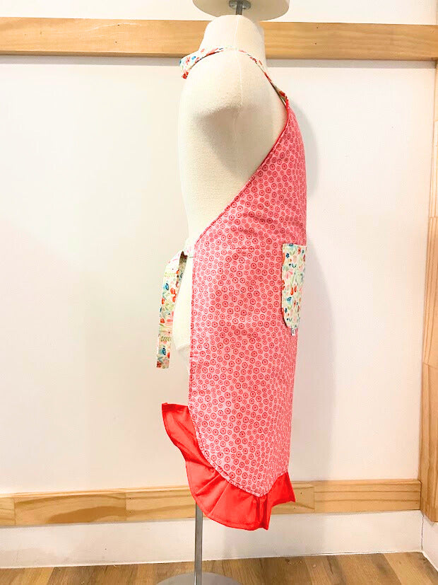 Tablier de cuisine pour enfant, rouge avec petit fleur, poche à l'avant au design fleurie
