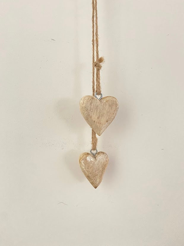 Décoration mural pendant cœur beige et pièce de bois en cœur