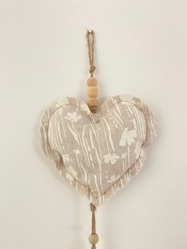 Décoration mural pendant cœur beige et pièce de bois en cœur