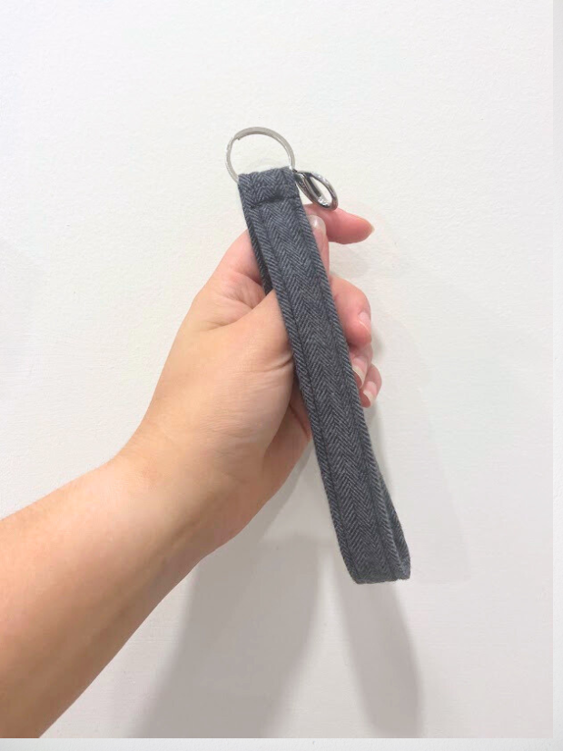 Wristlet tons de gris