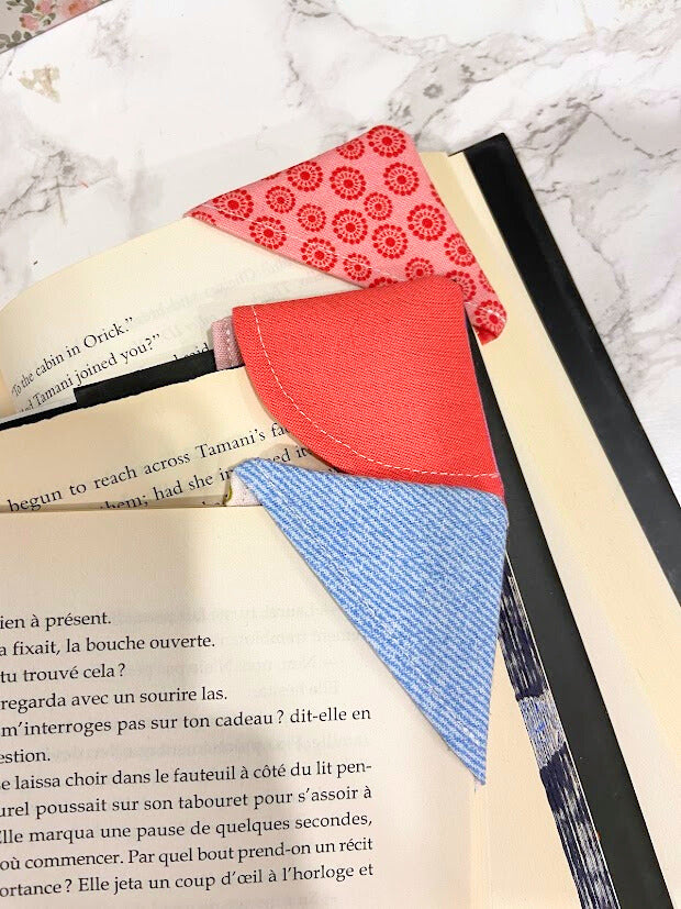 Signet de coin de page en tissu coloré