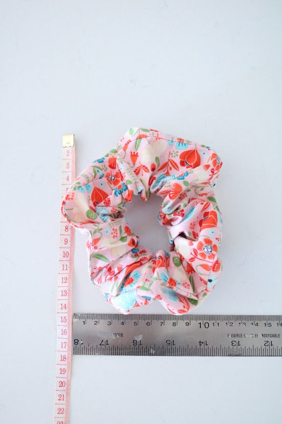 Scrunchie large rose au design fleurie