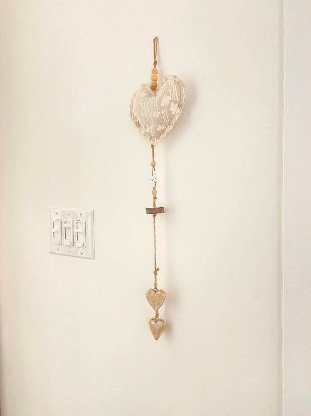 Décoration mural pendant cœur beige et pièce de bois en cœur