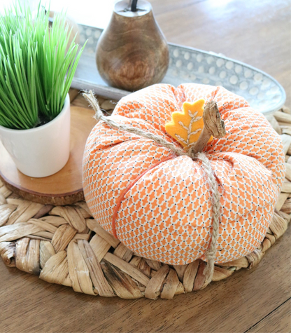 Citrouilles en tissus, décoration d'automne, dessous en bois