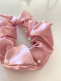 Scrunchie en satin rose avec perle de plastic blanche, or ou argent