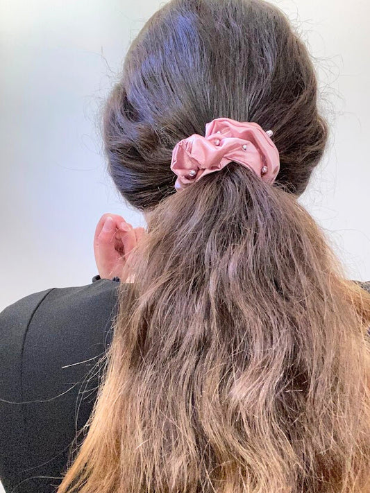 Scrunchie en satin rose avec perle de plastic blanche, or ou argent
