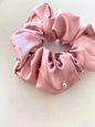Scrunchie en satin rose avec perle de plastic blanche, or ou argent