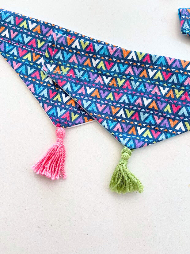 Bandana pour animaux coloré géométrique avec pompon