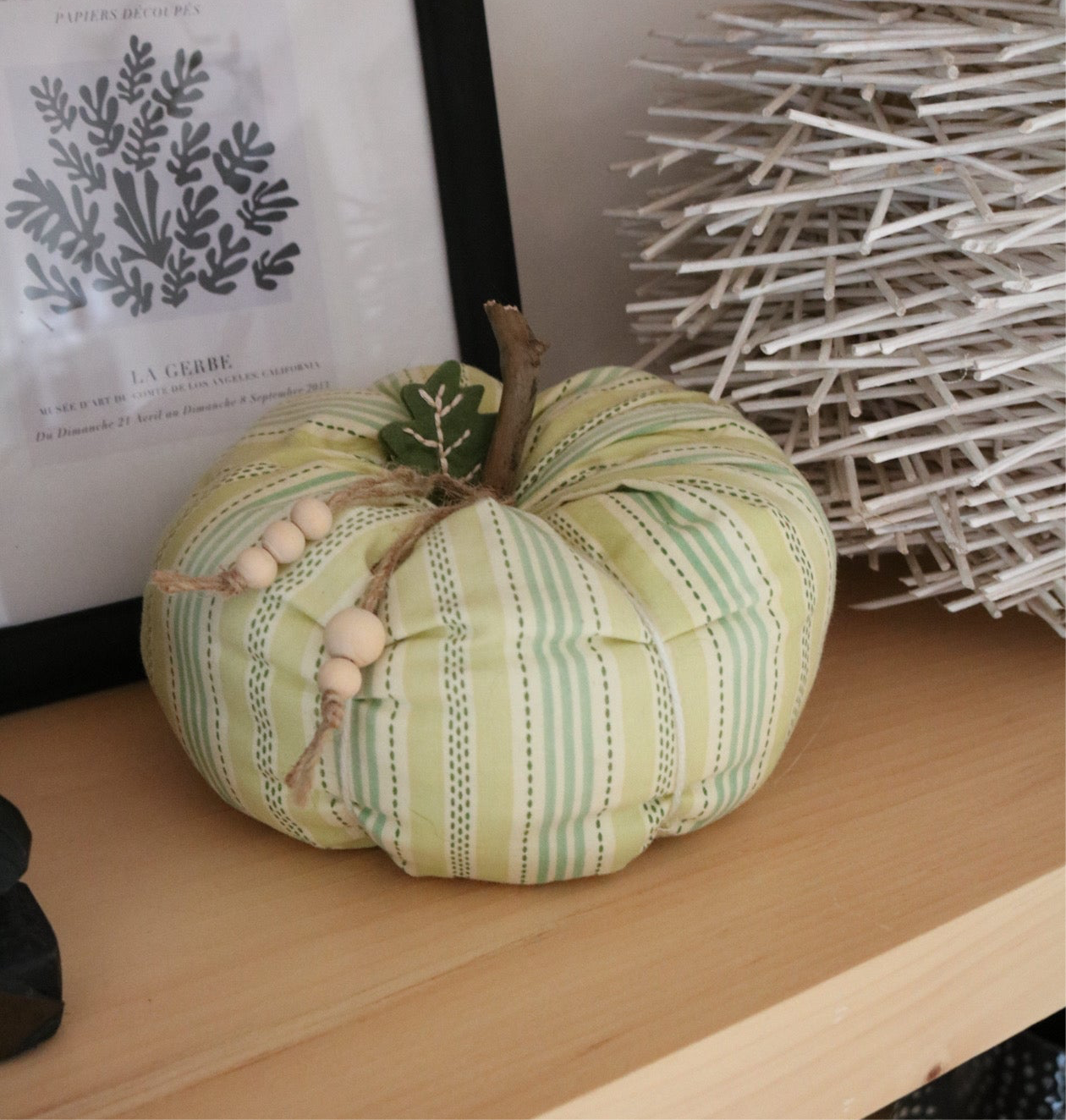 Citrouilles en tissus, décoration d'automne, dessous en bois