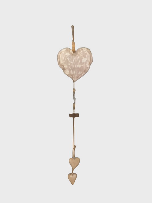 Décoration mural pendant cœur beige et pièce de bois en cœur