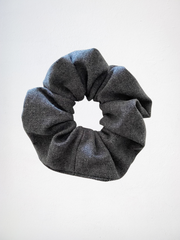 Scrunchie à carreaux blanc et gris