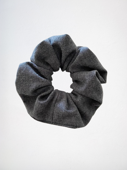 Scrunchie à carreaux blanc et gris