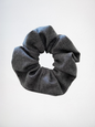 Scrunchie à carreaux blanc et gris