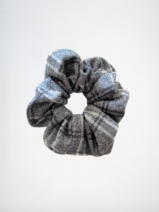 Scrunchie à carreaux blanc et gris