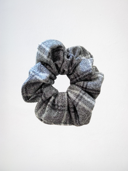 Scrunchie à carreaux blanc et gris