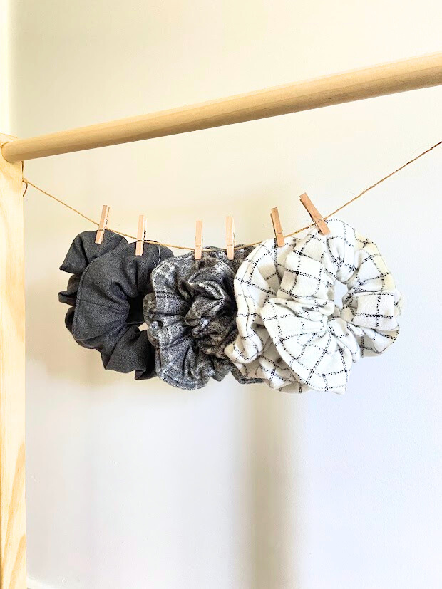 Scrunchie à carreaux blanc et gris