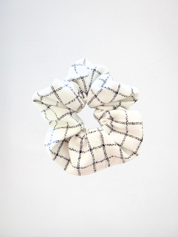 Scrunchie à carreaux blanc et gris