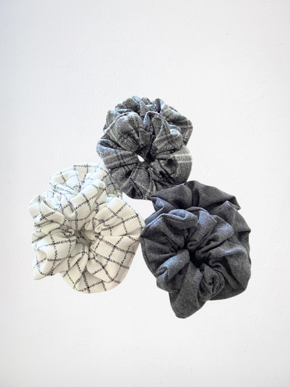 Scrunchie à carreaux blanc et gris