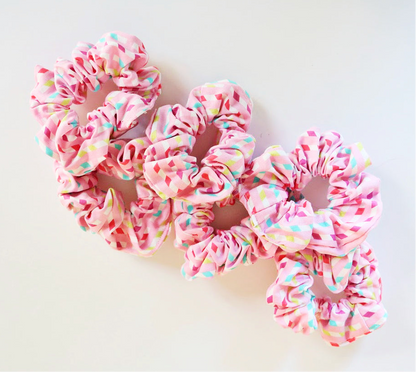 Scrunchie rose avec design de canne de couleur