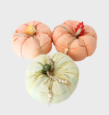 Citrouilles en tissus, décoration d'automne, dessous en bois