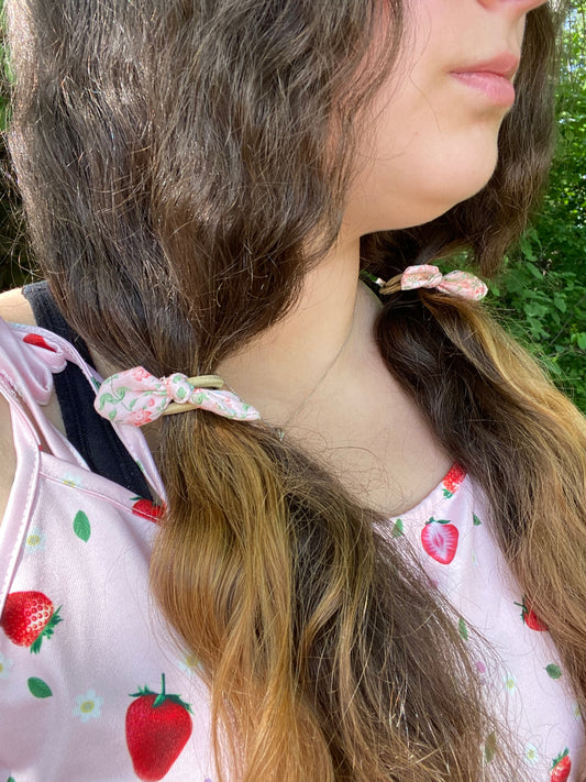 Paquet de deux élastique avec boucle rose et fleur