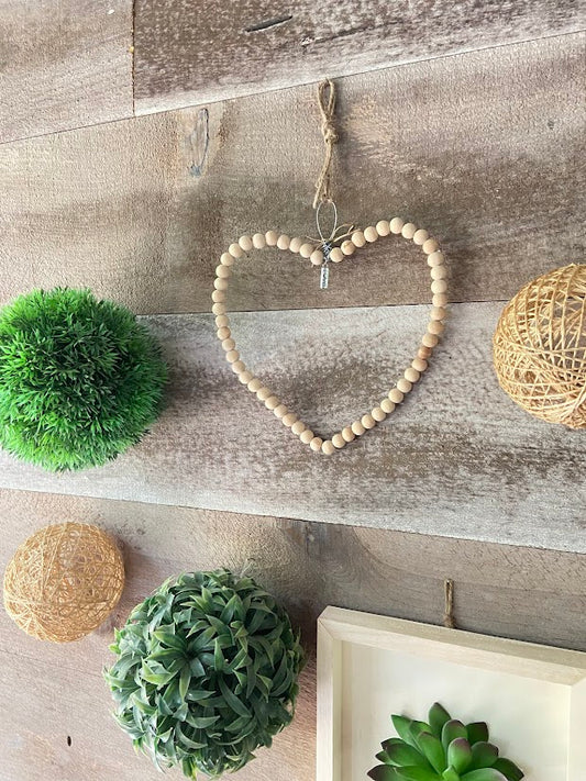 Décoration mural en forme de coeur et bille de bois