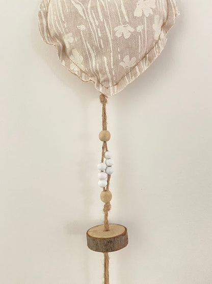 Décoration mural pendant cœur beige et pièce de bois en cœur