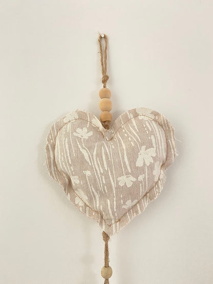 Décoration mural pendant cœur beige et pièce de bois en cœur