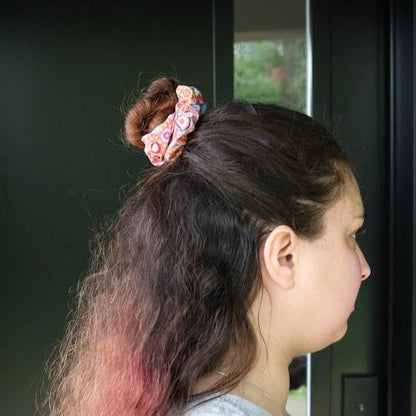 Scrunchie remplie de couleur avec petit design de cercles