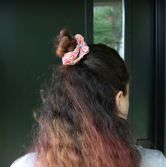 Scrunchie remplie de couleur avec petit design de cercles