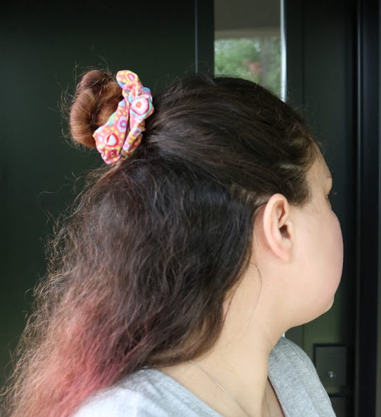 Scrunchie remplie de couleur avec petit design de cercles