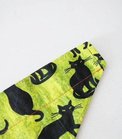 Foulard pour collier animalier, design d'Halloween chat noir sur font vert