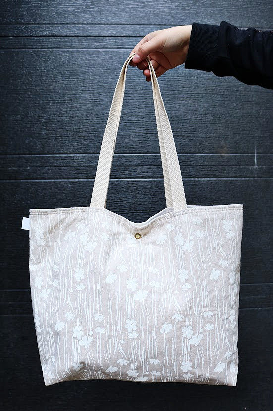 Sac cabas beige au design fleurie blanc, extra large