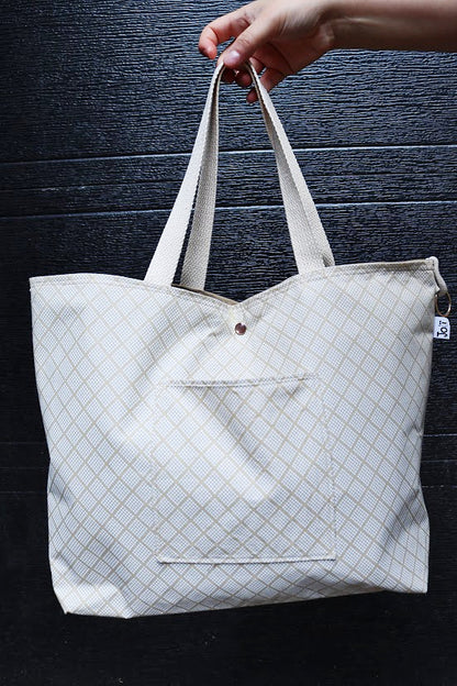 Sac cabas beige design losange blanc, extra large, avec poche sur le devant