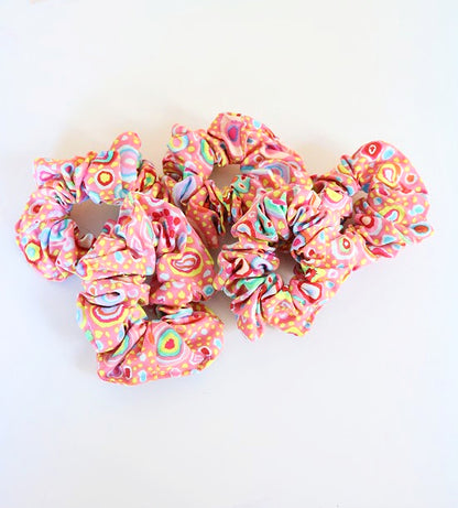 Scrunchie remplie de couleur avec petit design de cercles