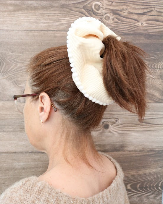 Scrunchie XXL en corps du roi avec pompom blanc