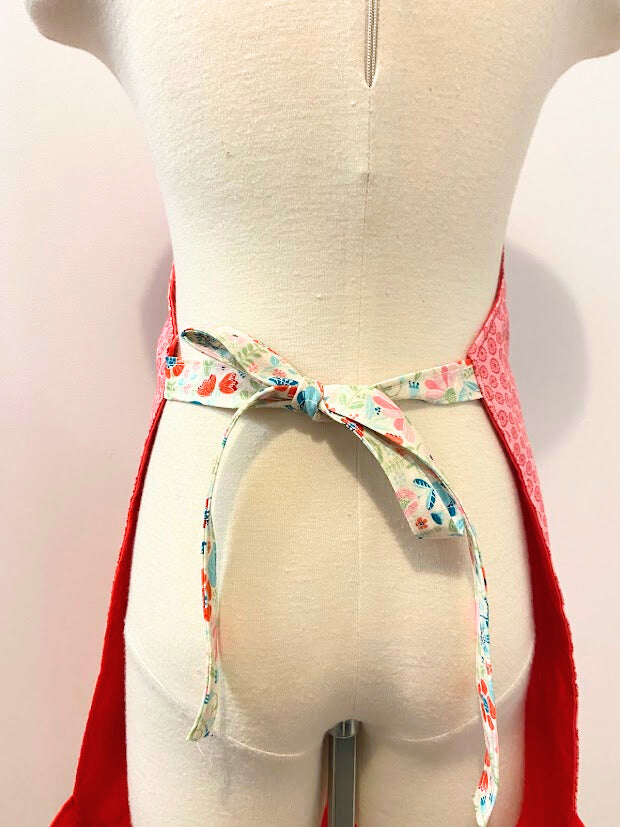 Tablier de cuisine pour enfant, rouge avec petit fleur, poche à l'avant au design fleurie