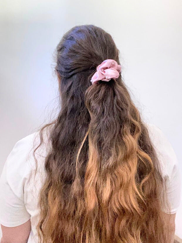 Scrunchie en satin rose avec perle de plastic blanche, or ou argent