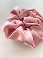 Scrunchie en satin rose avec perle de plastic blanche, or ou argent
