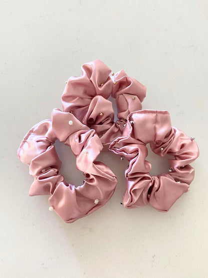 Scrunchie en satin rose avec perle de plastic blanche, or ou argent