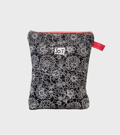 Pochette de produit hygiénique, design fleurie noir avec zip rose